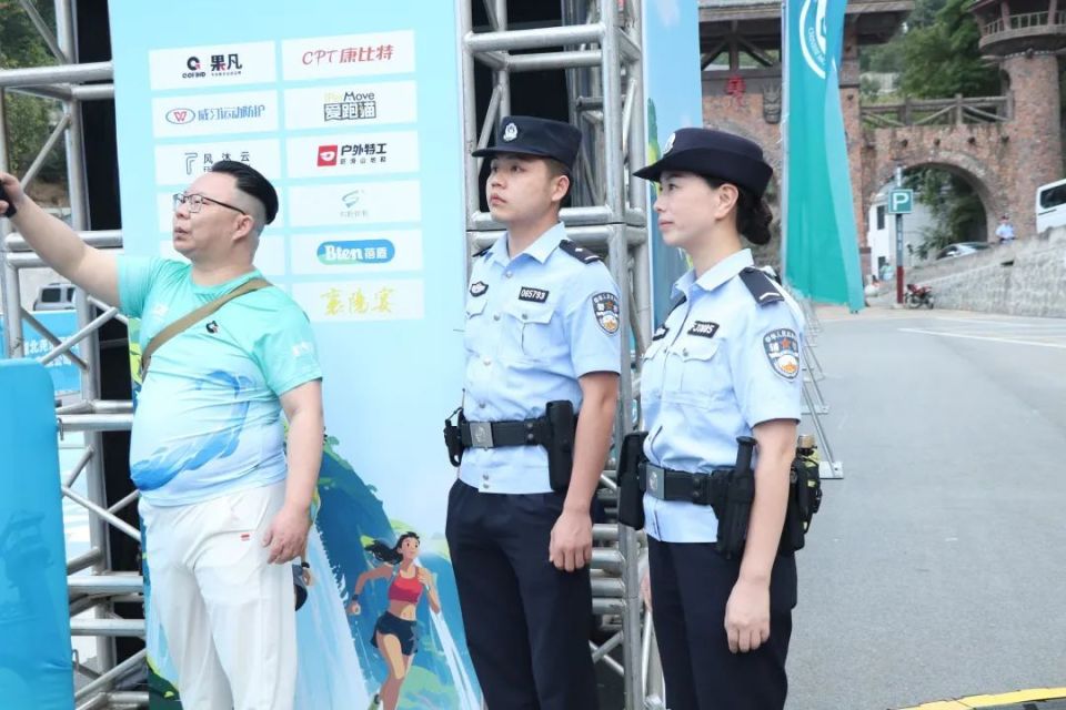 tE, 坚持锚定目, om